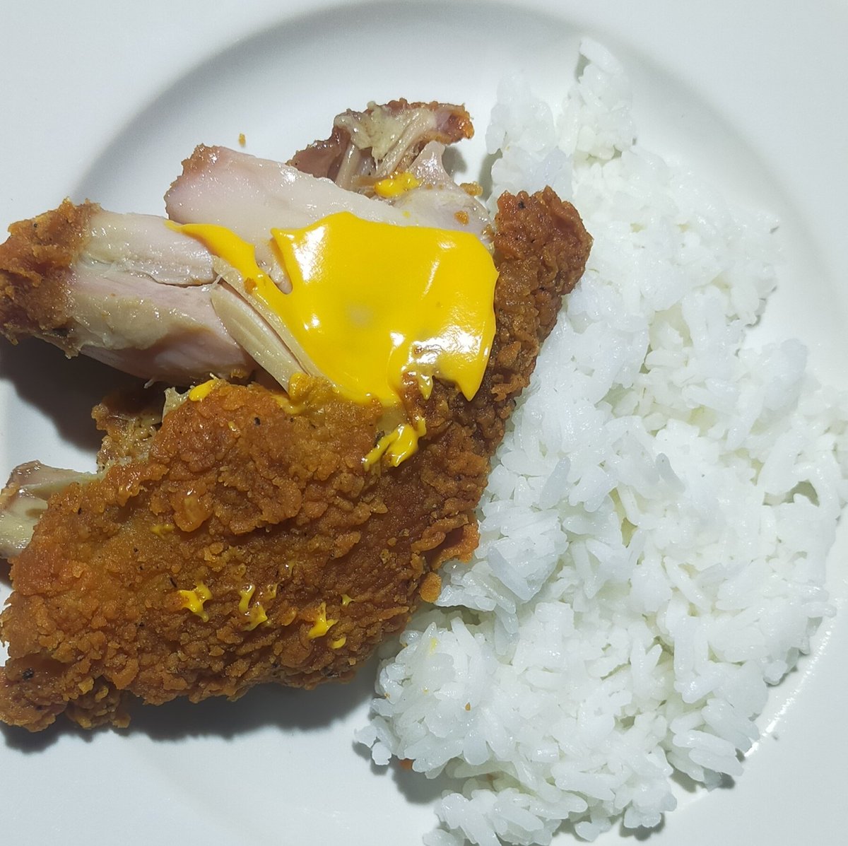 marimassoklat's tweet photo. Ketemu fried chicken kresss yang renyahnya pecah pelan, dengan juicy yang meleleh lembut di setiap gigitan rasanya kayak nemu bahagia kecil di tengah hari 🥰

Renyah di luar dan juicy di dalam… 
UNO Chicken selalu jadi tempat pulang saat lapar datang tanpa bilang-bilang 🍗✨ https://t.co/bGhZvu7mjm