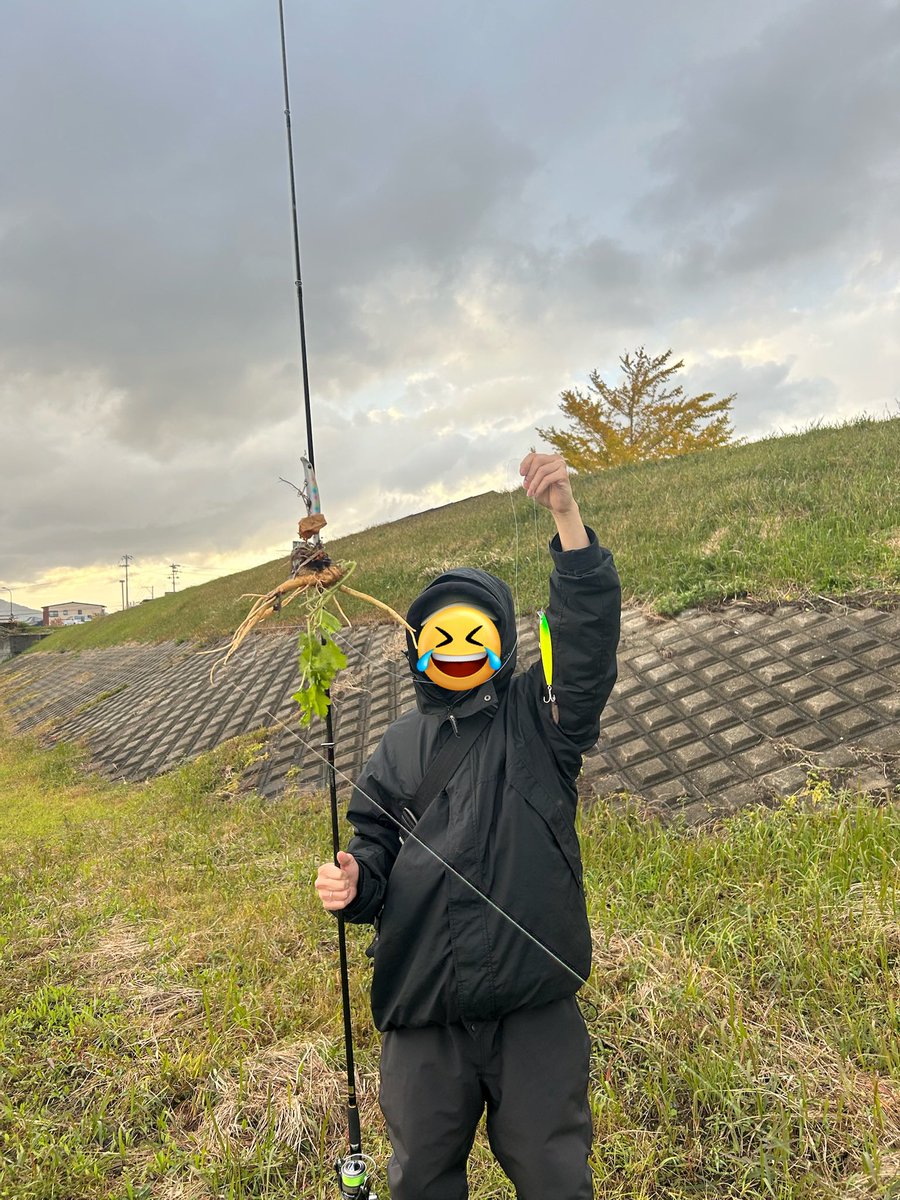 kobakobasuke's tweet photo. きた、それは朝にロストしたルアーだった！およそ10時間ぶりの再会！

シーバス釣り初日で初めて買ったルアーだったので少しショックを受けていたけどこんな奇跡が起きてほんと最高だった、こんなことって釣りやってたら起きるものですか？

ちなみにシーバスは釣れてません、また頑張ります🎣 https://t.co/nmTR5u8mDA