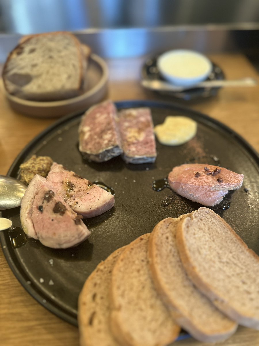 yyoshikawa08's tweet image. 目黒の炭火ビストロ「OTG」🍷
炭の香りが広がる隠れ家で、
シャルキュトリーの盛り合わせから
平牧金華豚の炭火焼まで堪能🥩

落ち着いた空間でワインを片手に、
心まで満たされる時間でした✨

#目黒グルメ #OTG #炭火ビストロ #ワイン好き #金華豚 #隠れ家ディナー #吉川康弘