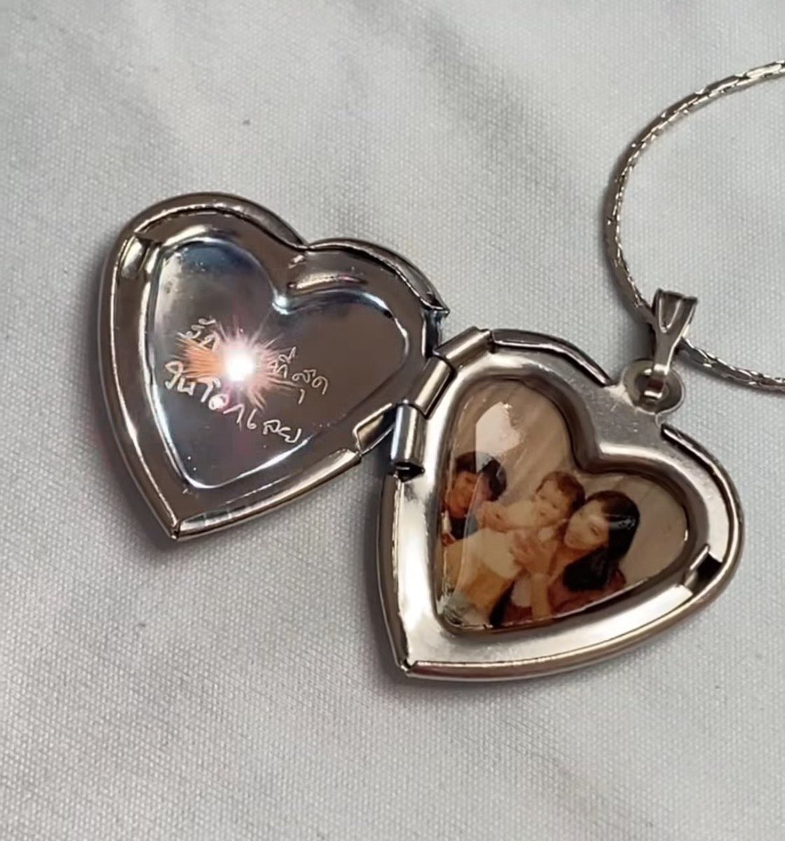 yoxrgravity's tweet image. aquila.jw ด้วย 🥺 สร้อยที่เป็นของขวัญแทนใจได้ในงบ 500 แต่มีน้ามตาเป็นส่วนมาก ;-;