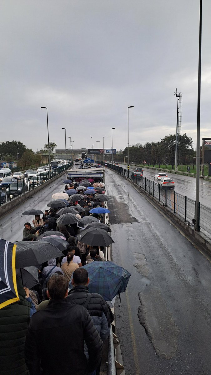 İstanbul Büyük Şehir Belediyesi yağmurlu havalarda vatandaşlarına işkence etmeyi seviyor, güneşli havalarda vızır vızır gelen metrobüs yağmurlu havada göndrrilmiyor, 16 milyon sizinle gurur duyuyor