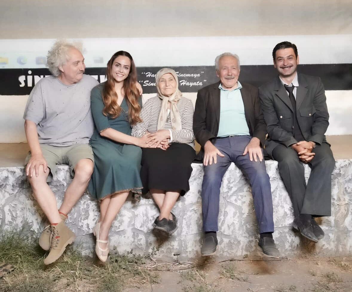 Yüksel Aksu'nun yazdığı ve yönettiği #BakPostacıGeliyor filminde Aksu, babasının gerçek hikayesine yer verdi. 12 Aralık'ta vizyona girmeye hazırlanan filmde Ozan Akbaba Yüksel Aksu'nun babası Osman Aksu'yu, Deniz Barut ise yönetmenin annesini Gülizar Aksu'yu canlandırdı. Poll