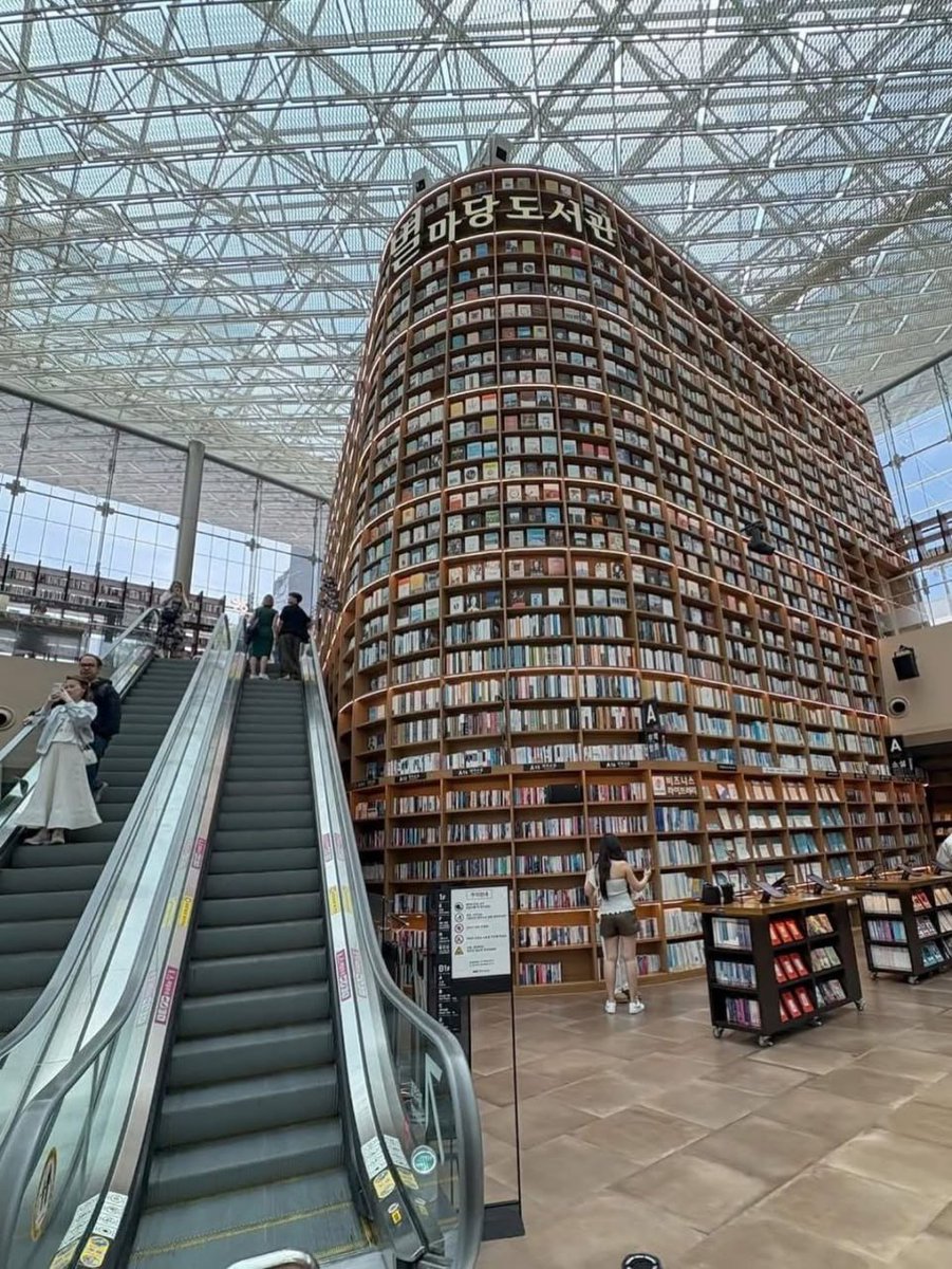 flossie_101's tweet image. I always create memories wherever I go. This place is one of the most special. I miss this place. I want to go again. 🇰🇷❤️ #SeoulTrip #Throwback #MissingThisView