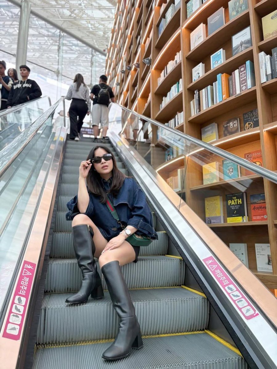 flossie_101's tweet image. I always create memories wherever I go. This place is one of the most special. I miss this place. I want to go again. 🇰🇷❤️ #SeoulTrip #Throwback #MissingThisView