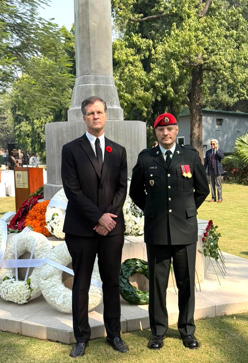 CanadainIndia's tweet image. #CanadaRemembers: 🇨🇦&apos;s Deputy HC Mark Allen &amp;amp; staff joined officers of the 🇮🇳 Armed Forces &amp;amp; officials from other #Commonwealth countries to pay their respects to fallen soldiers at the #DelhiWarCemetery for #RemembranceDay, Nov. 11.

#RememberThem