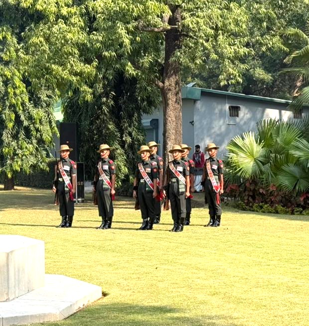 CanadainIndia's tweet image. #CanadaRemembers: 🇨🇦&apos;s Deputy HC Mark Allen &amp;amp; staff joined officers of the 🇮🇳 Armed Forces &amp;amp; officials from other #Commonwealth countries to pay their respects to fallen soldiers at the #DelhiWarCemetery for #RemembranceDay, Nov. 11.

#RememberThem