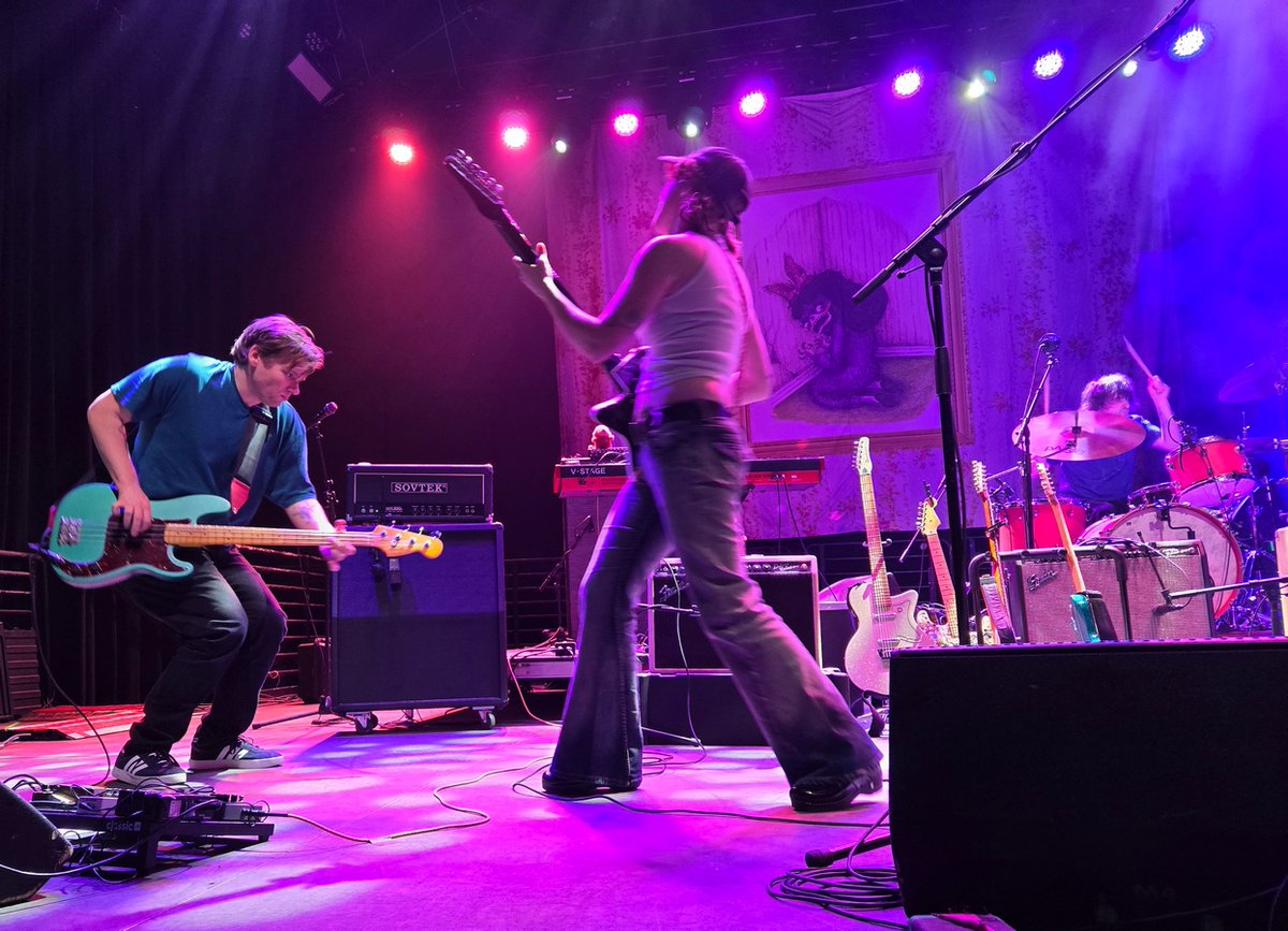 Daffo, at the Transfer, just got back from touring Europe, sure sounded good for a band who could be suffering jet lag. They're doing all this touring to promote their first album "Where The Earth Bends", it's really good + cheap, only 10 bucks at the merch table, what a deal