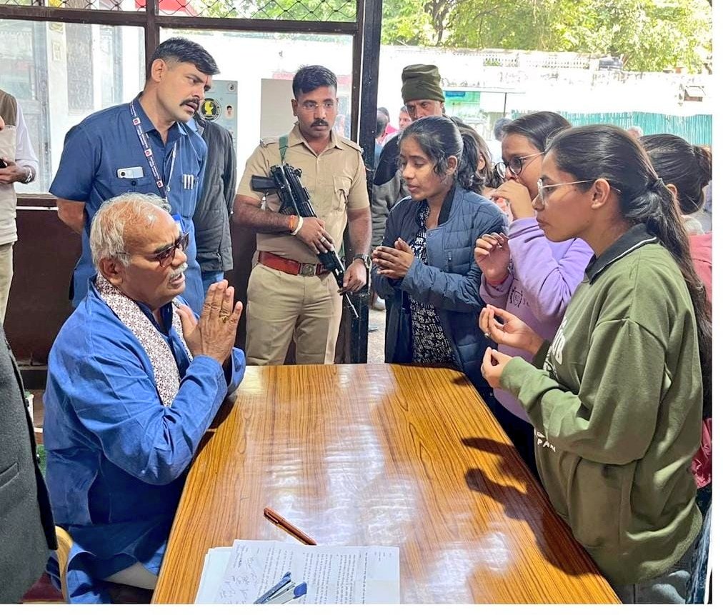 Mangilal_Jat_'s tweet image. कल हमारे आईटी के साथियों ने कंप्यूटर अनुदेशक भर्ती जारी करने की मांग के लिए माननीय शिक्षा मंत्री @madandilawar जी से मुलाकात करके उनसे नई भर्ती निकालने की विनती की!

शिक्षा मंत्री जी बड़ी बेशर्मी से बोले हैं कि उनके पास शिक्षा विभाग में नई भर्तियां जारी करने के लिए बजट नहीं हैं!