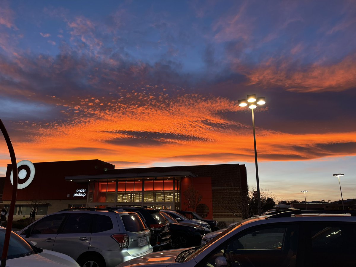 _Sxvvv_'s tweet photo. Me seeing one of the prettiest sunsets I’ve ever seen https://t.co/DouZTHQ9T2