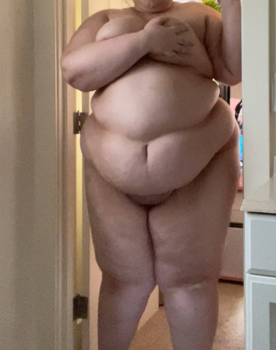 ChubbyChiquita's tweet photo. too fat for clothes, chairs, bathtubs, showers, bed frames, stairwells, and now doors 😭 it's almost like it's not normal for a human to be so wide? https://t.co/ilna8W7UEl