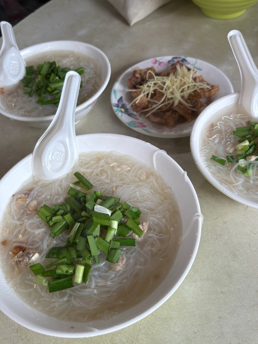 道路の標識を見ながら、新しい場所に向かうのがワクワクします🚗