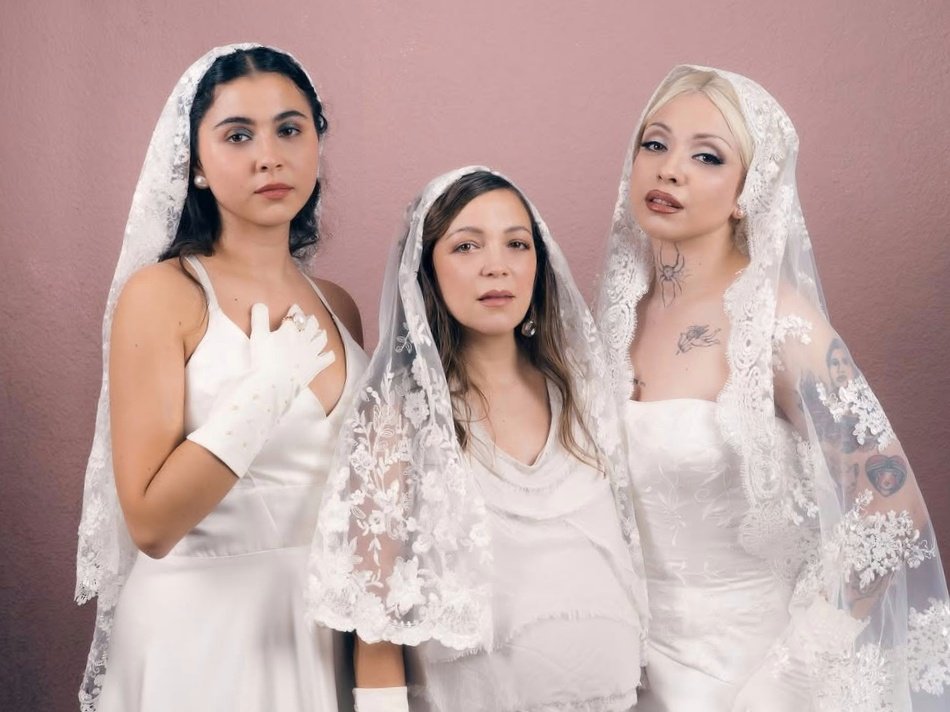 Esta foto enmarquenla y pónganla en bellas artes, estas mujeres son las MÁXIMAS exponentes de la música mexicana y latina. 

Te amo Natalia Lafourcade, Mon Laferte y Silvana Estrada