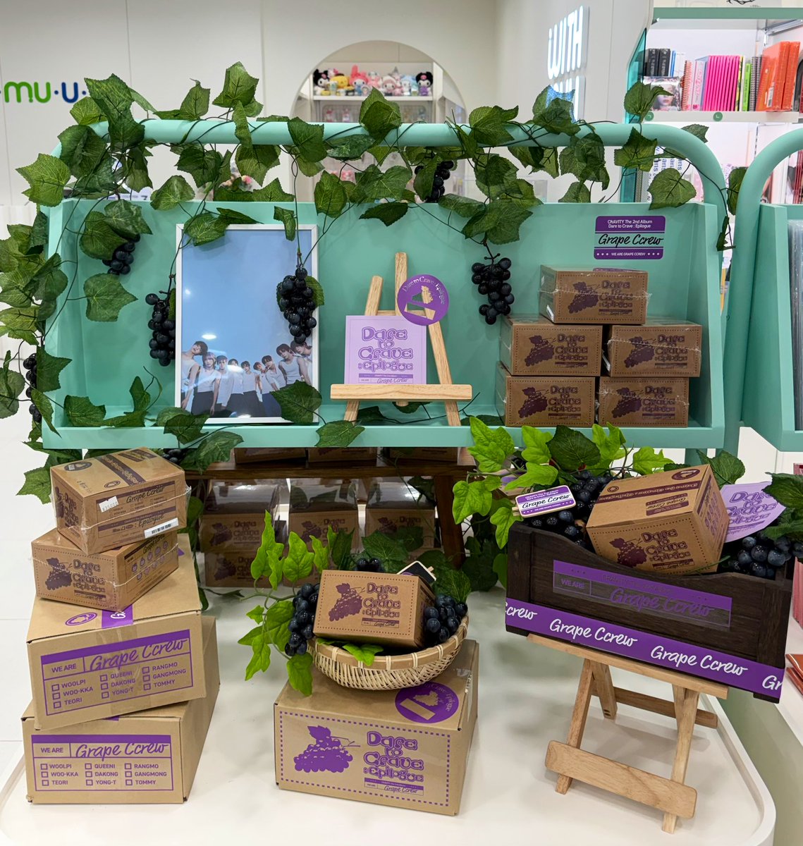 [#CRAVITY] 

CRAVITY The 2nd Album Dare to Crave : Epilogue
💜포도 크크루 출시완료💜

위드뮤 잠실롯데점에서 만나요(੭˙ ˘ ˙)੭

#CRAVITY #크래비티
#DaretoCrave_Epilogue
#LemonadeFever
#위드뮤잠실롯데점 #위드뮤 #WITHMUU