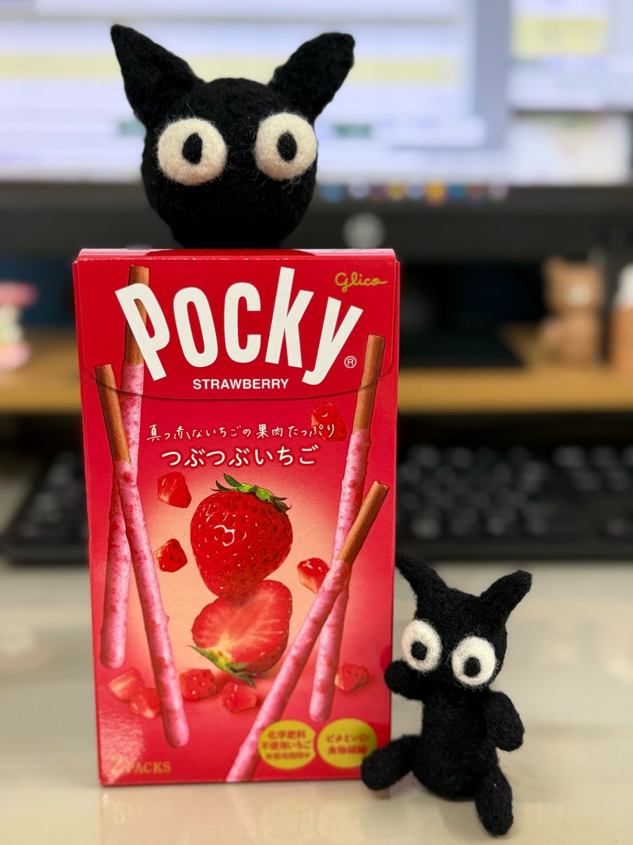 おはようございますナ🐾

本日は #ポッキープリッツの日😼🩶
最近のお気に入りのポッキーと一緒に📸
みんなのお気に入りのポッキーを教えてね！
今度買ってみるよ～～(*´ω｀*)✨

本日もよろしくお願いしますナ！
#企業公式秋のフォロー祭 
#企業公式相互フォロー