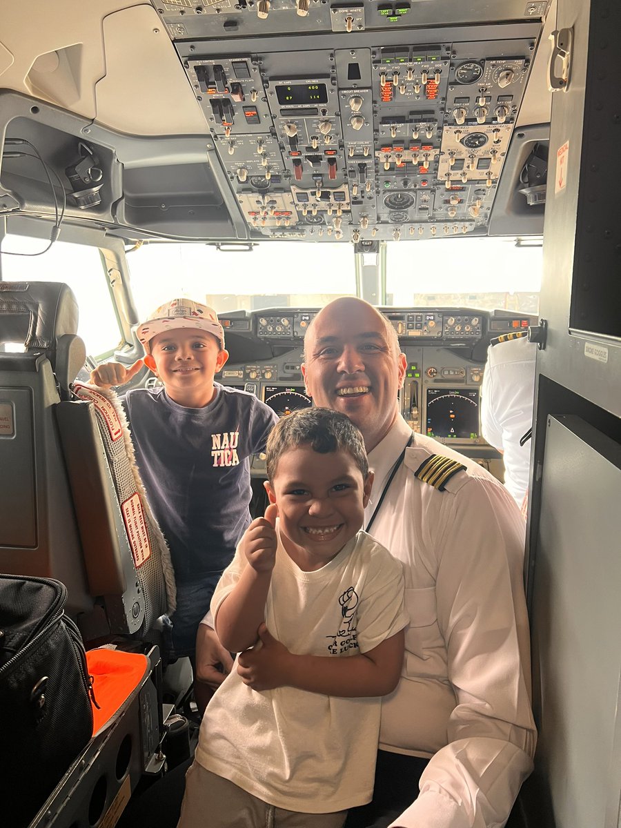 _RAMIREZ0597's tweet image. Al piloto 👨‍✈️ del vuelo 7207 con destino ADZ ➡️ BAQ  de @wingo, gracias por su amabilidad al permitir conocer la cabina y tomarse una foto con Samu y Vicente; fue una experiencia que recordarán con mucha alegría. ✈️💙

Pdta: X haz tu magia y que llegue hasta el Capi ✨