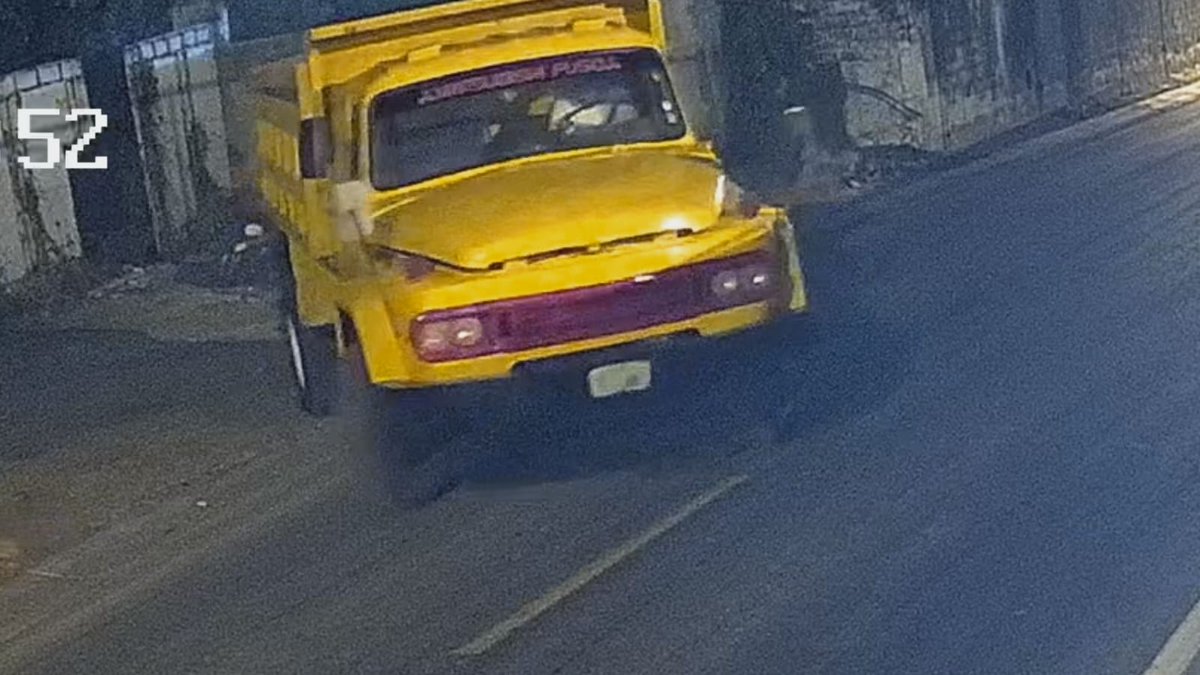 15_5vialacosta's tweet photo. En reiteradas ocasiones una volqueta está dejando residuos de materiales de construcción, palets y basura en nuestro sector. Favor su atención @urvaseo @SeguraEP @fernandcornejo y @ATMGuayaquil https://t.co/RkzberYK7B