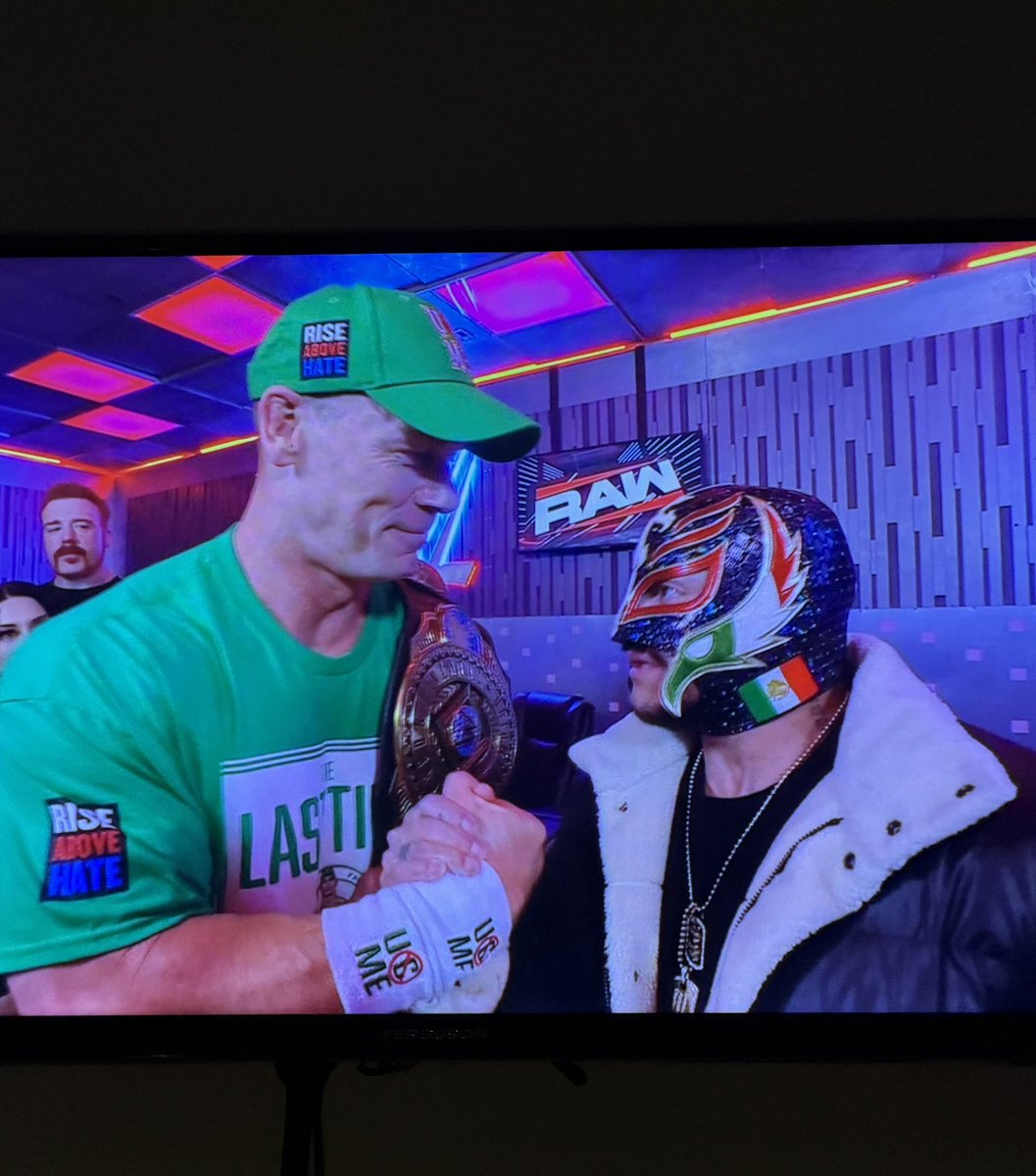 #wweraw  quick Rey now is your chance, get some payback from 2011 lol