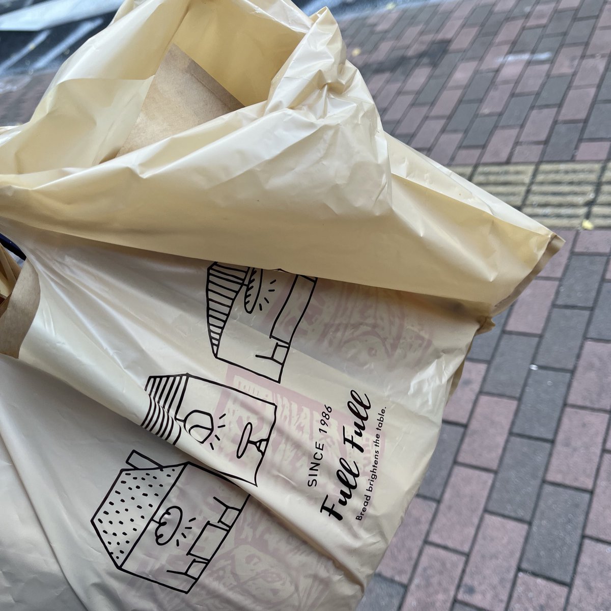 chibshi1116's tweet photo. 30分開店待ちして買った明太フランスで朝ごはん
温めて食べたら美味しい😋
すごい人気店で行列すごかった
バイト行ってきまーす
今週も楽しみがいっぱいだからがんばる

#fullfull https://t.co/KMOp89MJ18