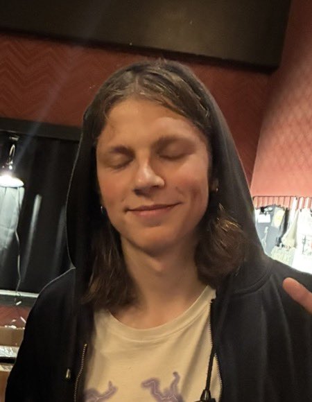 kmoe why u tryin not to laugh bruh