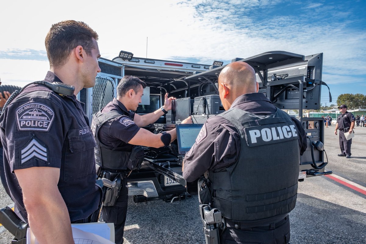 LA Airport PD tweet media