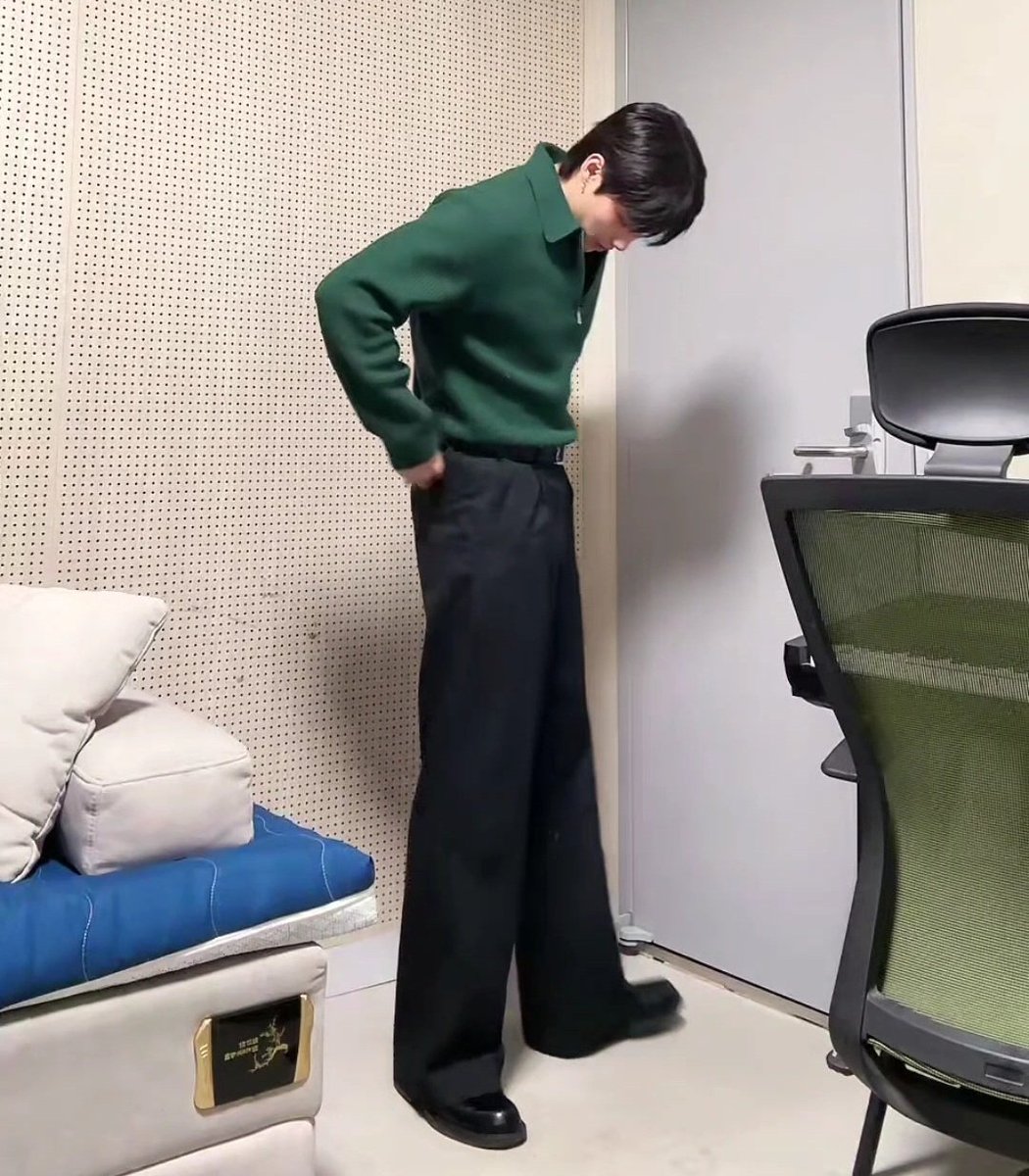 _KY_only_'s tweet photo. 노필터남 다리 이메다인거 ㄹㅇ 감동적 https://t.co/9XFfvgnegy