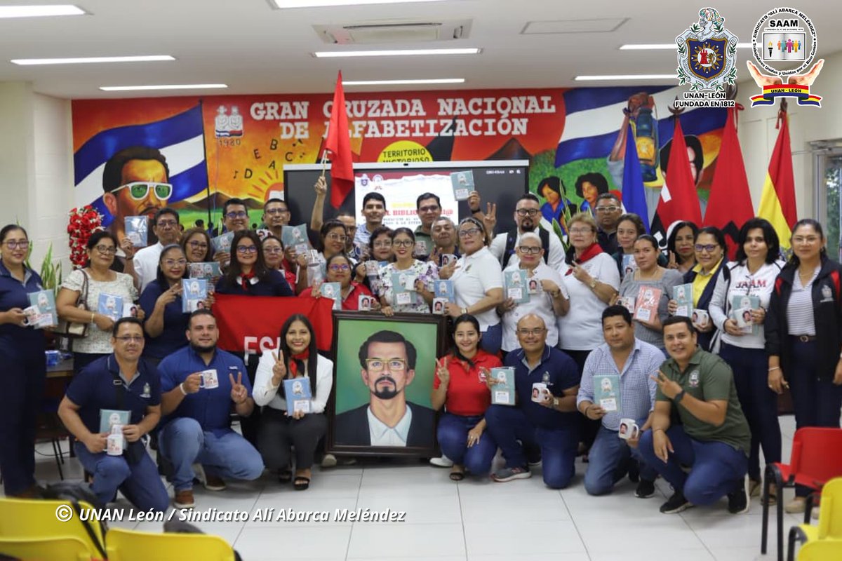 saamunanoficial's tweet photo. En el marco del 49 aniversario del paso a la eternidad del Comandante Carlos Fonseca Amador, el Sindicato Ali Abarca Meléndez de la Bicentenaria UNAN-León rindió un especial homenaje al valioso trabajo de las y los  bibliotecarios  de nuestra Alma Mater. 📚 https://t.co/aMfKt38QdV