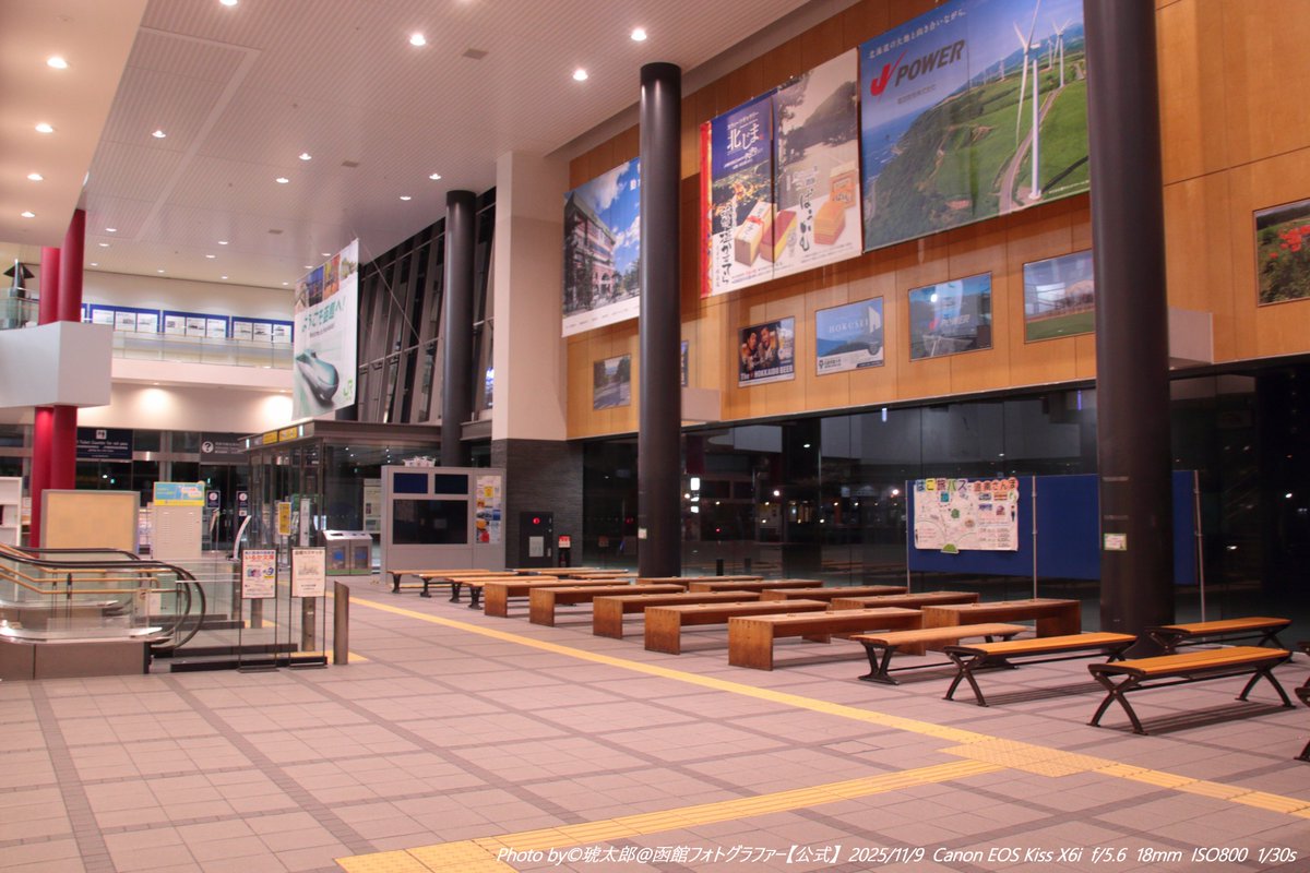 Shyokunin_k's tweet image. 「深夜の函館駅 ─ 静寂に包まれた旅の終着点」

2025年11月8日 深夜。
誰もいない函館駅の待合室で、終電を終えたあとの静寂を撮影しました。
この日は早朝にライナーから新幹線に乗り継ぎ、仙台まで日帰りで撮影遠征。…
