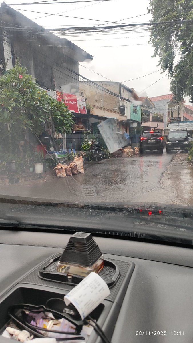 Setu93's tweet photo. @DKIJakarta lapor galian yg tdk terkoordinir dgn baik di Jl. Lapangan Merah hingga Jl. Kp. Kalibata RW 7 Srengseng Sawah. Saat ini pekerja sudah lanjut ke Jl. Kp. Kalibata sdgkn di Jl. Lapangan merah blm selesai. Kedua jalan itu sempit &amp; menjadi alternatif pengalihan satu sm lain https://t.co/cZHlHKKew8