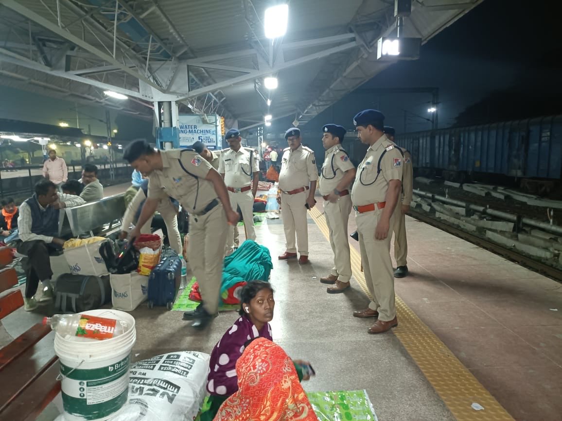 prabhatkhabar's tweet photo. दिल्ली विस्फोट के बाद सीवान जंक्शन पर RPF-RPSF-GRP की संयुक्त चेकिंग में कोई संदिग्ध वस्तु नहीं मिली. रेलवे की चौकसी, आपकी सुरक्षा की गारंटी!
#IndianRailways #SafetyFirst #SiwanJunction #BREAKING #prabhatkhabar
@RPF_INDIA @rpsfhq https://t.co/grOyLrMsoZ