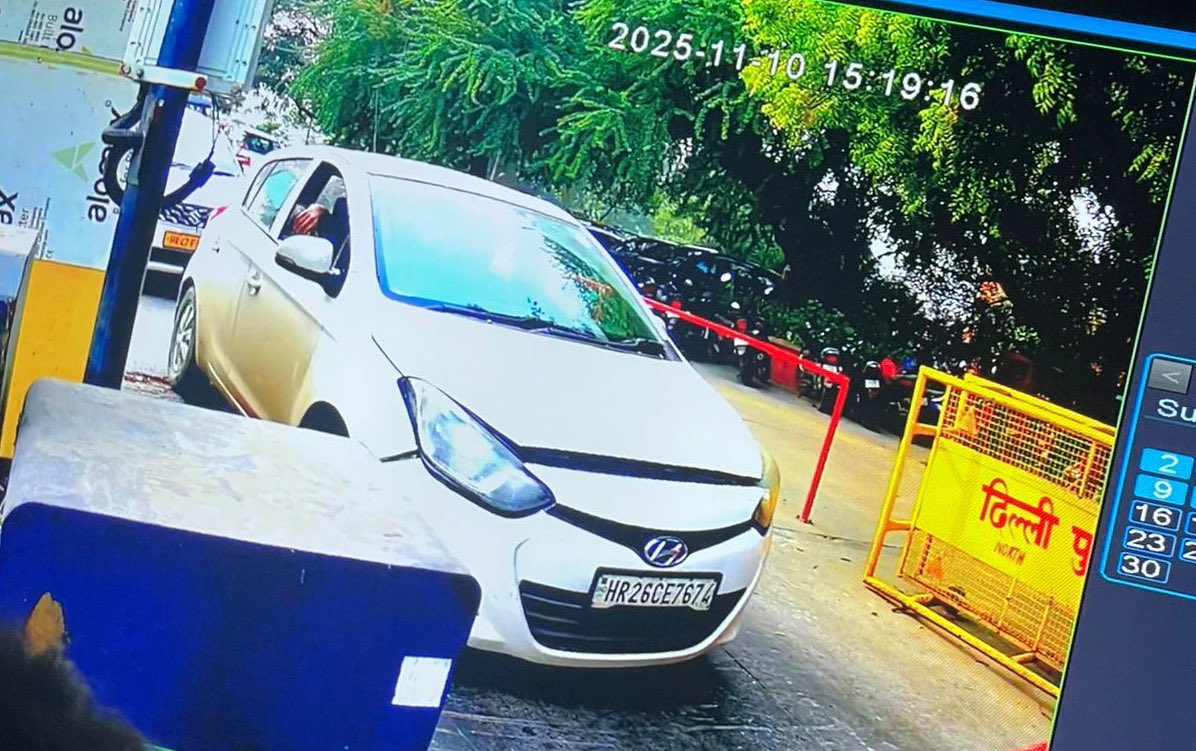 AdityaRajKaul's tweet image. Delhi Blast: Visuals from Parking near Red Fort where Jaish e Muhammad operative Dr. Umar Muhammad can be seen in the car used for the terror attack.