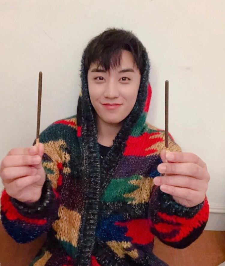 Ayk_vi's tweet image. スンリがtiktokしてたら今日は絶対ポッキー何本分体操踊って投稿してる🐼来年期待してるね^^