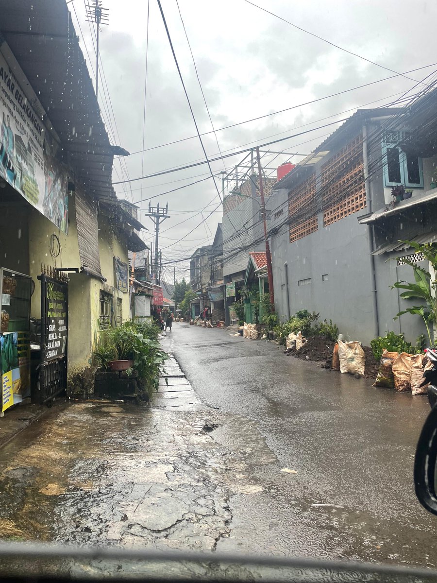 Setu93's tweet photo. @DKIJakarta lapor galian yg tdk terkoordinir dgn baik di Jl. Lapangan Merah hingga Jl. Kp. Kalibata RW 7 Srengseng Sawah. Saat ini pekerja sudah lanjut ke Jl. Kp. Kalibata sdgkn di Jl. Lapangan merah blm selesai. Kedua jalan itu sempit &amp; menjadi alternatif pengalihan satu sm lain https://t.co/cZHlHKKew8