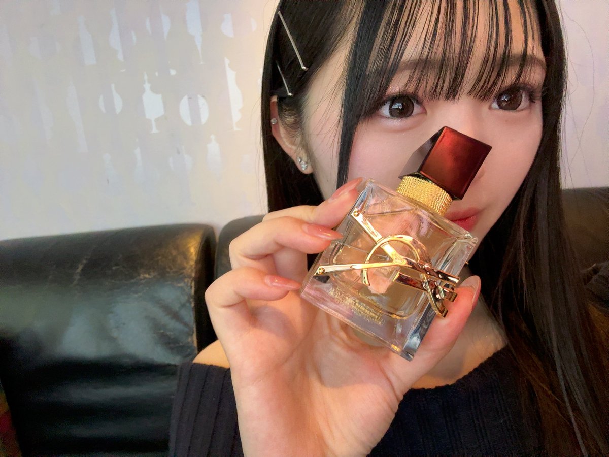 Fuyu01_22's tweet photo. 頑張ってるご褒美で友達とカラオケ行ってお酒飲んで、香水も買っちゃった💦 https://t.co/saVkTXumcw