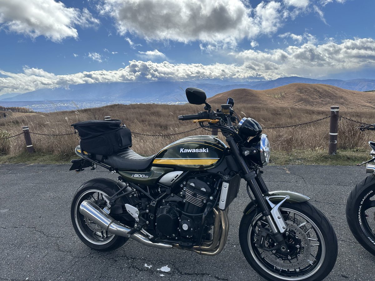 MMZ900RS10's tweet photo. 〜今年の秋もバイク始めました🏍〜

体調崩しててなかなか乗れなかったけど、
ようやく乗り始められました✌️

久々のツーリングは初ビーナスライン✨
天候が情緒不安定すぎてびっくりしたけど
楽しかった〜😆
頂上からの景色は残念ながら観られなかったのでまたリベンジしたい！
初雪⛄️ https://t.co/K4RJzuQEUM