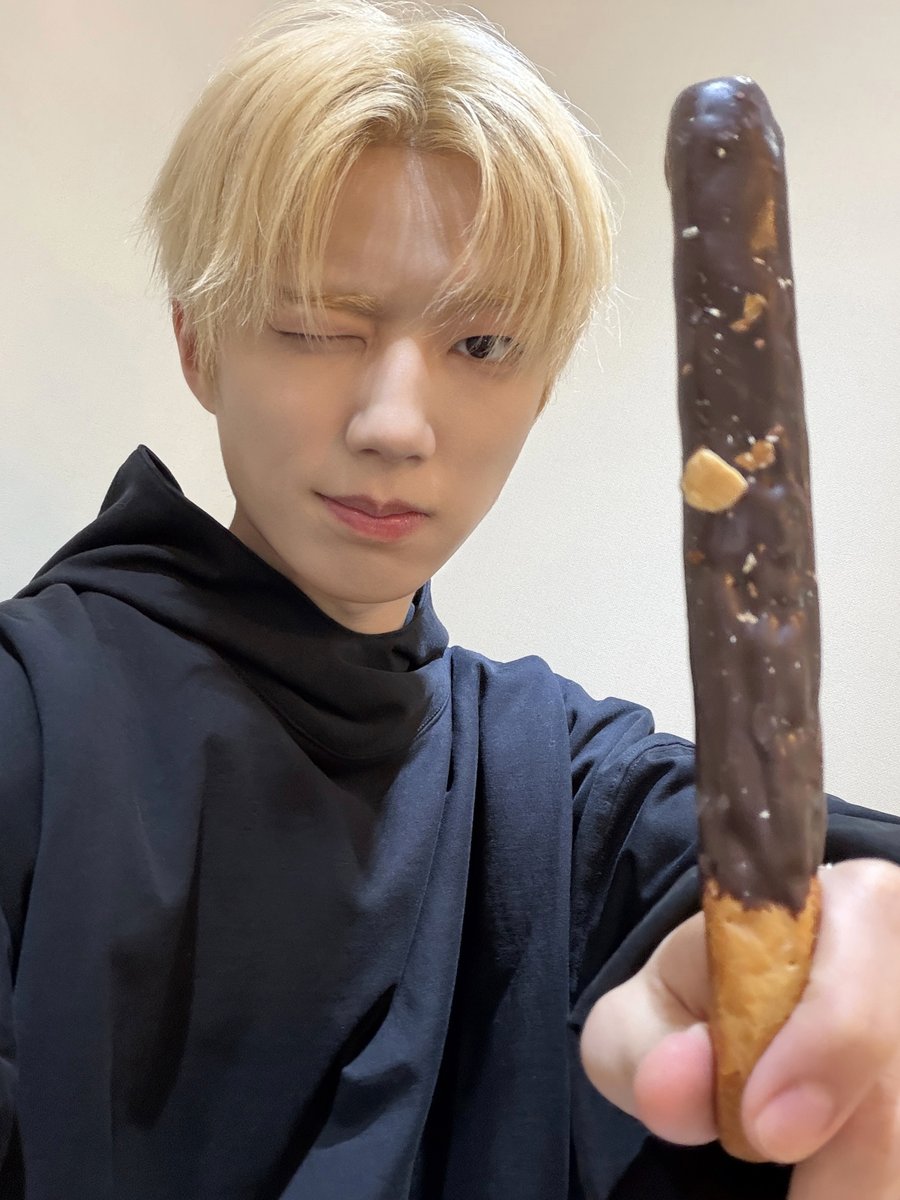 8TURN_official's tweet photo. 빼빼로보다 백배로 더 좋은 터닝 🤎

#8TURN #에잇턴 #エイトターン https://t.co/P58Mwxfcku