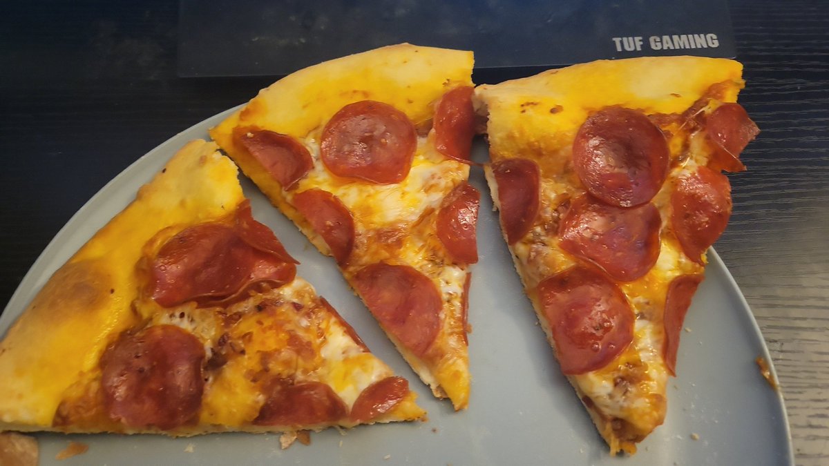 Crowlad_'s tweet photo. My mother made homemade pizza i had to show yall this is so good, and it looks straight out a pizza place https://t.co/MLB2bJkXKt