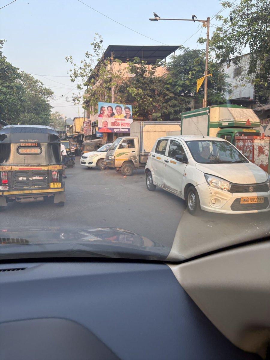 RitwikSinha83's tweet photo. @MTPHereToHelp Again same story, today a tempo parked and blocked half of the road. Please take some action actively. https://t.co/MUhJrgfjaT