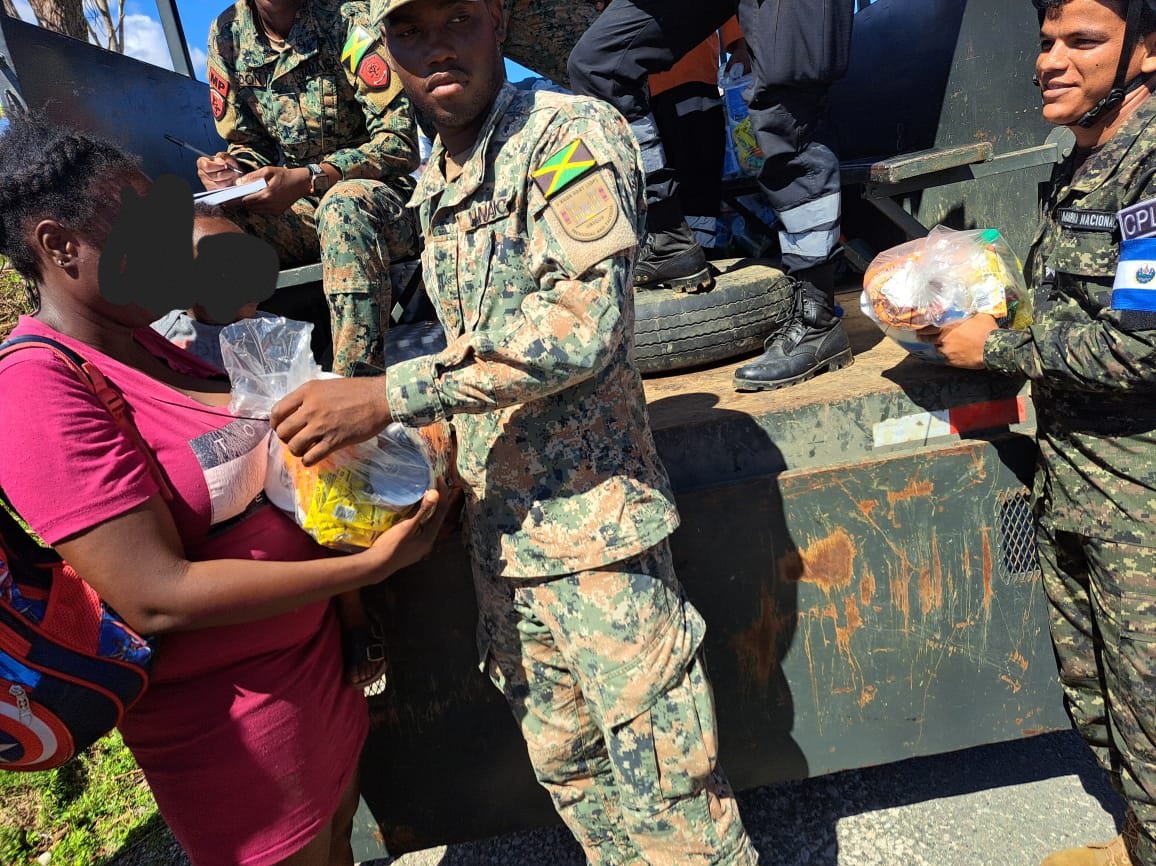 JDFSoldier's tweet image. #PHOTOHIGHLIGHTS of Humanitarian Assistance and Disaster Relief (HADR) activities in Little Park and Whitfield in St. Elizabeth.

Working hand in hand with our brothers and sisters from El Salvador, we brought hope, help and well-needed reprieve to the residents of those areas.