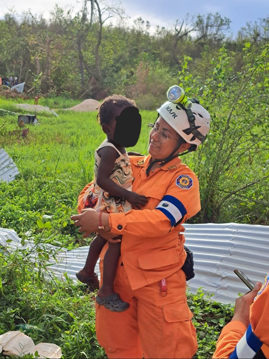 JDFSoldier's tweet image. #PHOTOHIGHLIGHTS of Humanitarian Assistance and Disaster Relief (HADR) activities in Little Park and Whitfield in St. Elizabeth.

Working hand in hand with our brothers and sisters from El Salvador, we brought hope, help and well-needed reprieve to the residents of those areas.
