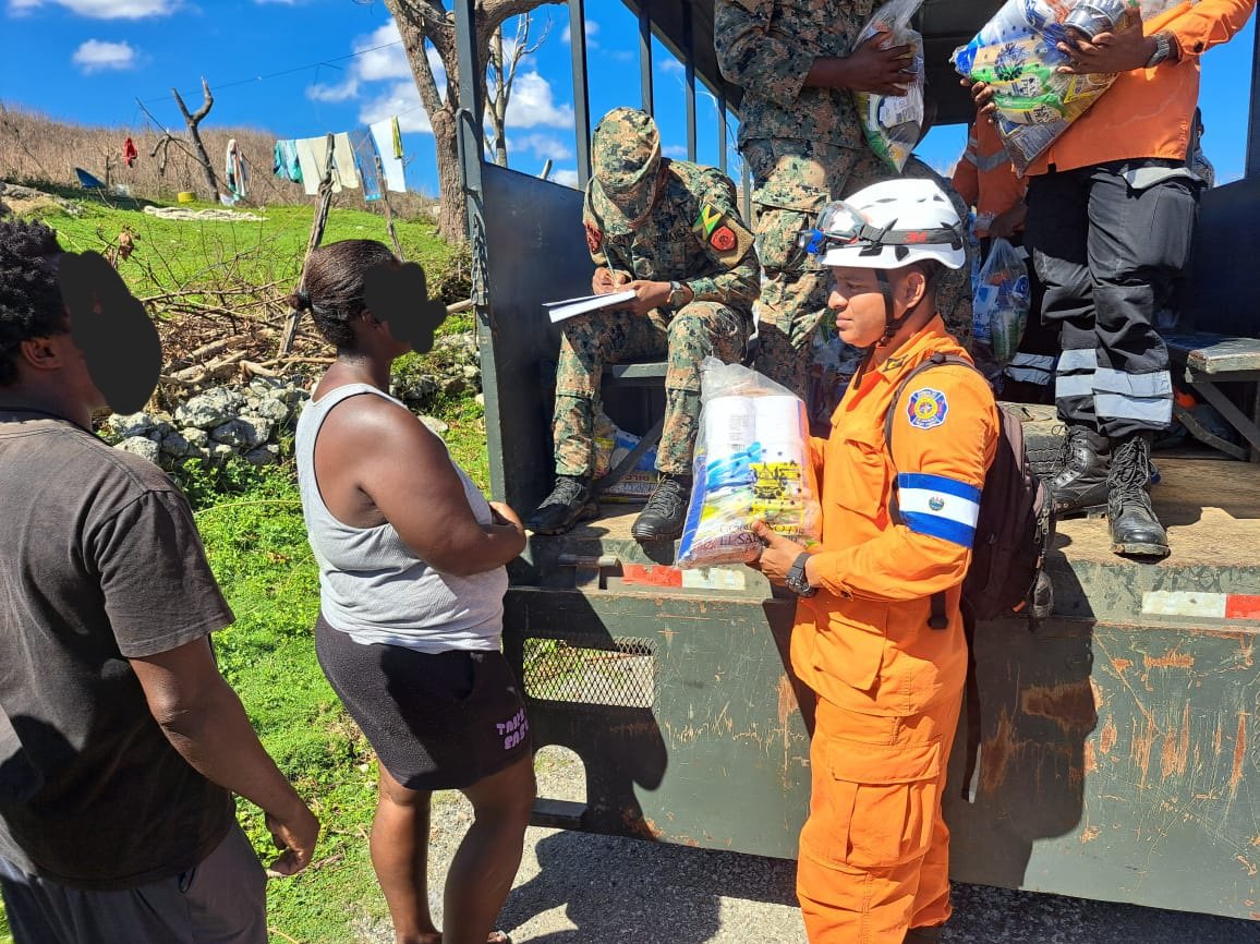 JDFSoldier's tweet image. #PHOTOHIGHLIGHTS of Humanitarian Assistance and Disaster Relief (HADR) activities in Little Park and Whitfield in St. Elizabeth.

Working hand in hand with our brothers and sisters from El Salvador, we brought hope, help and well-needed reprieve to the residents of those areas.