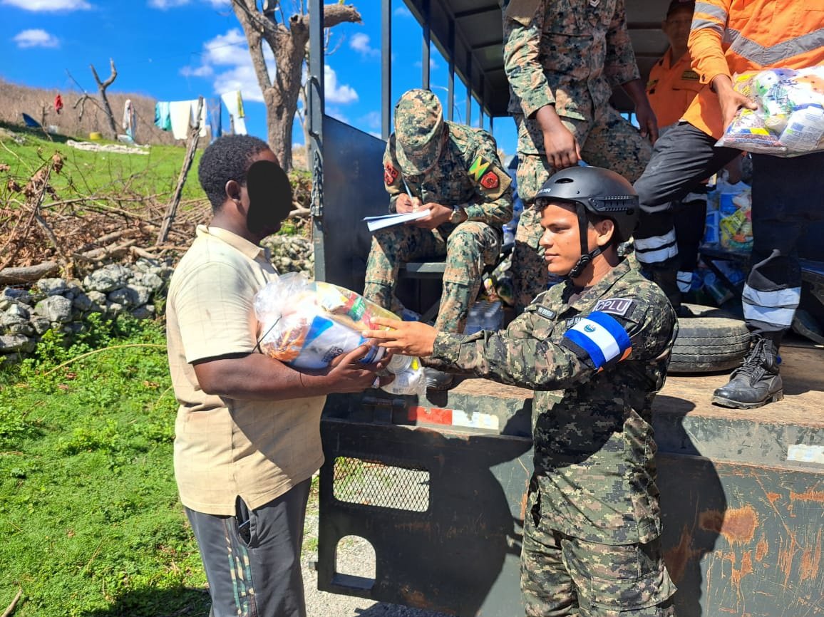 JDFSoldier's tweet image. #PHOTOHIGHLIGHTS of Humanitarian Assistance and Disaster Relief (HADR) activities in Little Park and Whitfield in St. Elizabeth.

Working hand in hand with our brothers and sisters from El Salvador, we brought hope, help and well-needed reprieve to the residents of those areas.