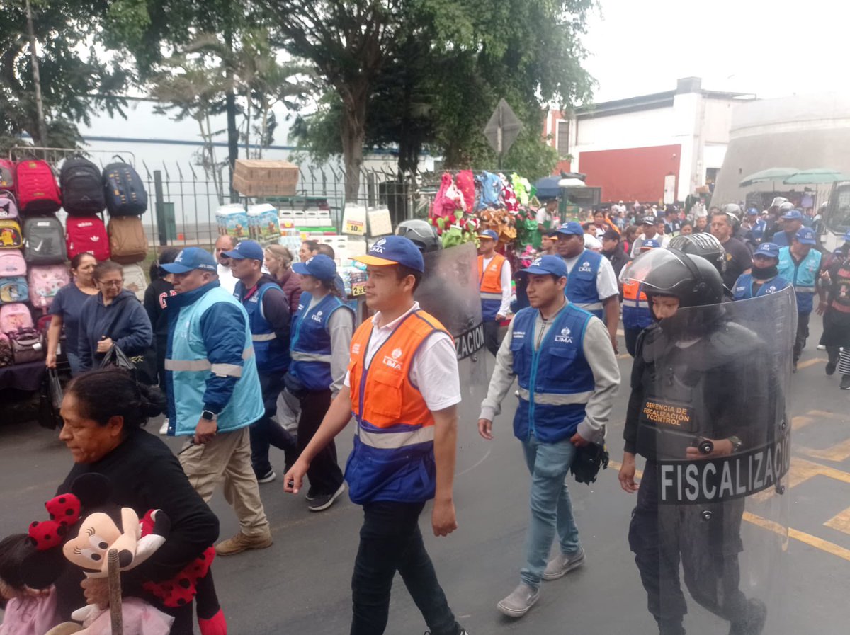 GRDMML's tweet photo. En el cual se brindaron recomendaciones de seguridad a los comerciantes que obstruyen las rutas de evacuación, recordando que estos espacios deben permanecer libres ante cualquier emergencia.

#LimaGRD 💪 https://t.co/I0B57A0TW1