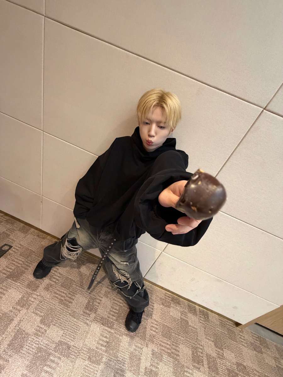 8TURN_official's tweet photo. 백배로 ㄱr득한 LH 마음 💛 받Or줄zH...?

#8TURN #에잇턴 #エイトターン https://t.co/UoSRNPC38D