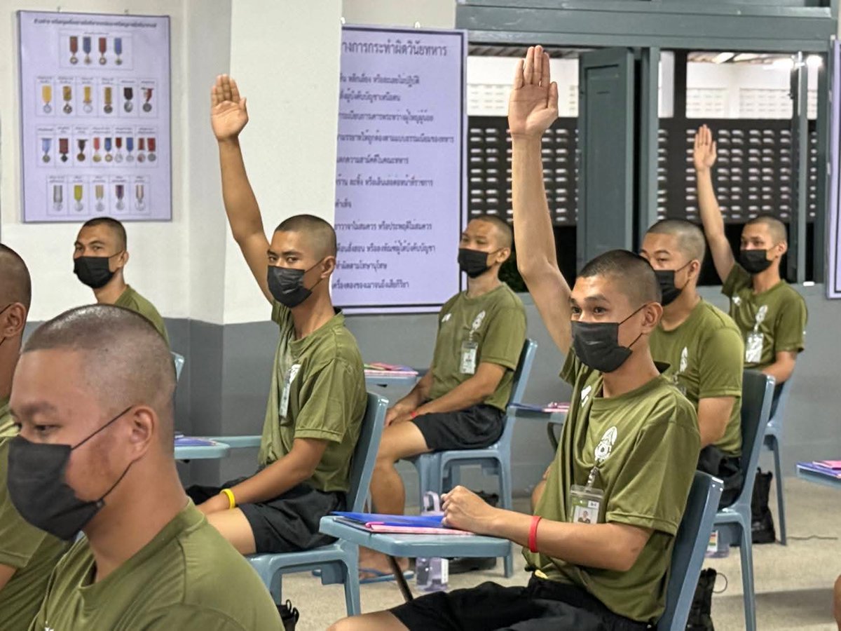 1_DevDiv's tweet image. 💂‍♂️“สานต่อความฝัน สู่เส้นทางทหารอาชีพ” 🌟

เมื่อ 10 พ.ย. 68 
(พัน.พัฒนา 1) ได้จัดกำลังพลนายสิบ ที่สำเร็จการศึกษา จาก รร.นส.ทบ. เข้าให้ความรู้การสอบเป็นนักเรียนนายสิบและแบ่งปันประสบการณ์การเป็นนักเรียนนายสิบทหารบก เพื่อให้ทหารใหม่ได้รับข้อมูลที่เป็นประโยชน์ พร้อมสร้างแรงบันดาลใจ