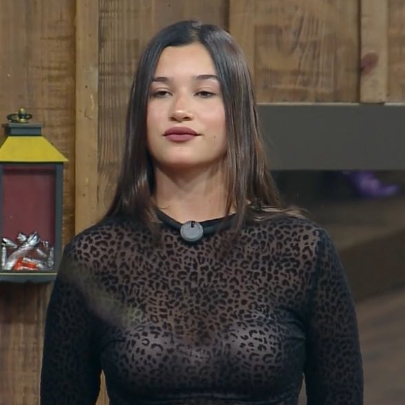 Dantinhas's tweet image. A cara de pau do cara que chamou a Duda de prostituta e biscate pelas costas cobrar respeito dela #RoçaEspecial