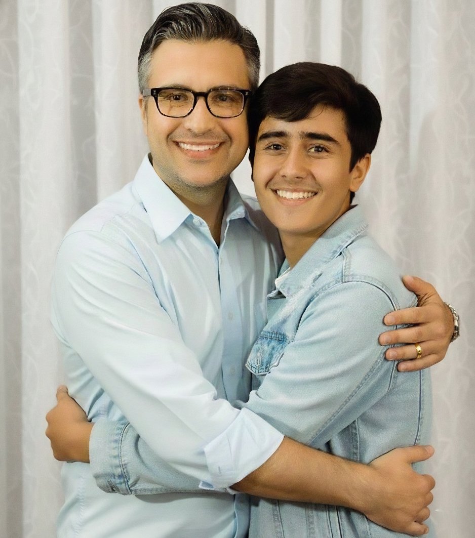 JustinCaseCEO's tweet photo. Happy 19th to my amazing son, @ArloCasillas! Just one year left of teenhood, so make it the best one yet. Watching you chase your dreams as an actor/performer fills me with so much pride. Love you always, hijo. ❤️

PS: Los chicos más guapos in the whole world? Sí. https://t.co/j6h1slGZck
