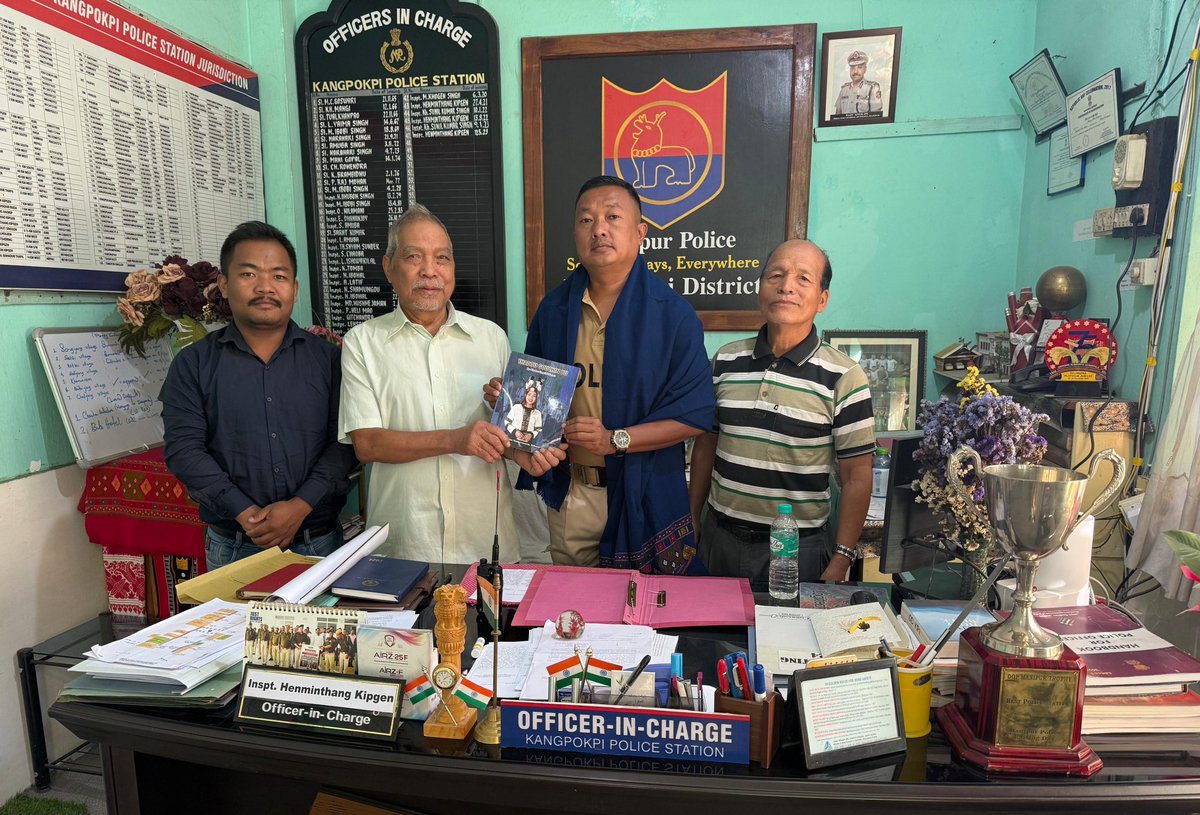 Thadou_TLF's tweet photo. Manipur DGP Best Police Station award hin kisan Kangpokpi Police Station OC Pu Henminthang Kipgen chu TLF lamkai chengin kipapinan Saipikhup pon leh Thadou Gouchin Bu akipen ahi.

Pu H. Kipgen hi TLF ngailu jing le toson jing khat ahi. Pao ngailu tah ahi. https://t.co/gsX1xkevSd