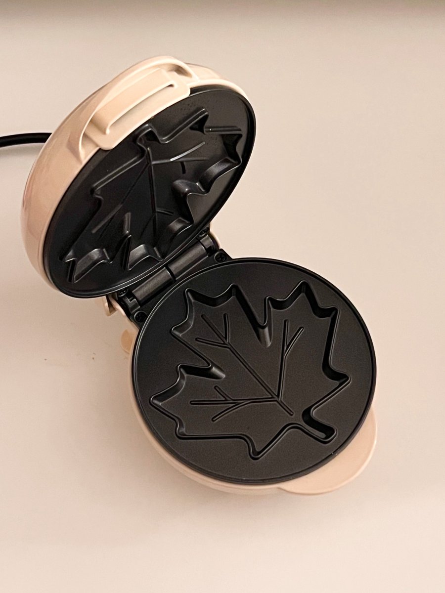 #광고 <a href="/timhortons_kr/">Timhortons.kr</a> 

#rt 추첨을 통해 팀홀튼 라떼 2잔을 10분께 선물 해드려요 🍁

팀홀튼 메이플 페스타의 일환으로 출시한 화제의 품절대란템 와플 메이커로 특별한 와플 만들어봤어요 🫐

단풍 모양 와플 만들어보니 가을, 그리고 팀홀튼과도 너무 잘 어울리더라고요 귀엽기까지 해서