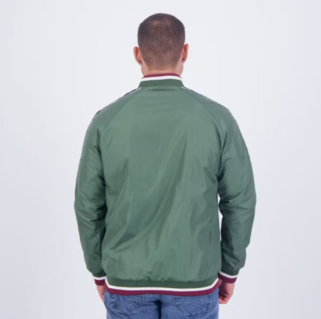 ShopeeFutRJ's tweet photo. A Umbro podia lançar uma dessas, hein? Venderia muito! Link pra quem quiser dar uma olhada 🔗https://t.co/Fl7U21fG1U https://t.co/q15yXoeorV