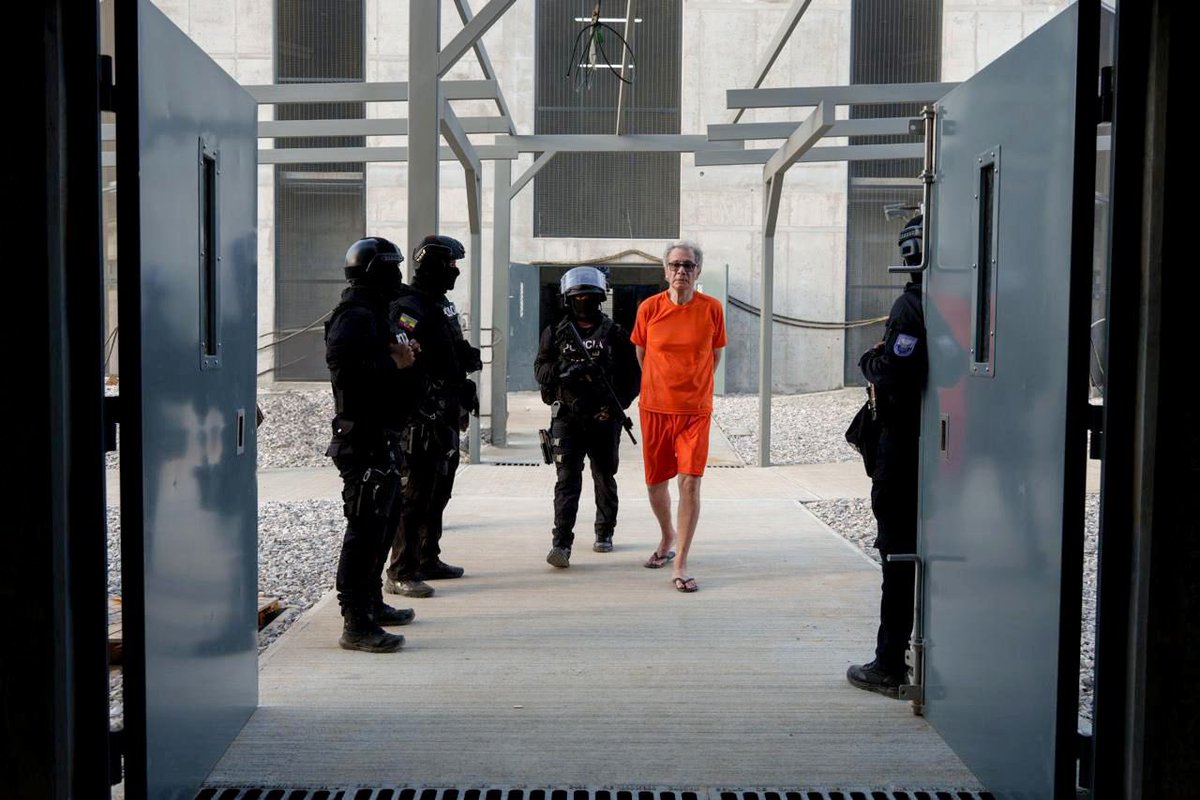 La verdad es que son de chiste. 
En la cuenta de la Presidencia publican la foto de Jorge Glas con trabajadores de la construcción atrás, pero luego se dan cuenta del error y cambian la foto donde le borran los trabajadores de la construcción.
Esto prueba que la cárcel todavia